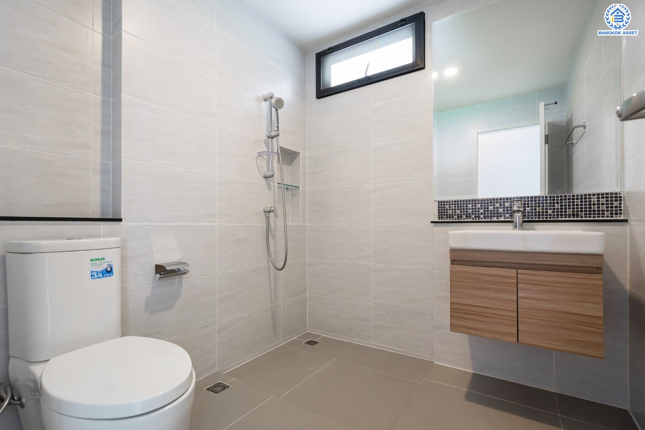 บ้านมือสองตกแต่งใหม่ ม.เดอะซิตี้ ราชพฤกษ์-ปิ่นเกล้า หลังมุม เนื้อที่ 71.8 ตร.ว. ดีไซน์ตอบทุกไลฟ์สไตล์ ฟังก์ชัน 3 ห้องนอน 5 ห้องน้ำ 1 ห้องอเนกประสงค์ 1 ห้องแม่บ้าน จอดรถได้ 2 คัน บนทำเลติดถนนใหญ่ เชื่อมต่อทุกเส้นทาง ใกล้รถไฟฟ้าสายสีม่วง "สถานีบางรักใหญ่" และจุดขึ้นทางด่วน "ศรีรัช"